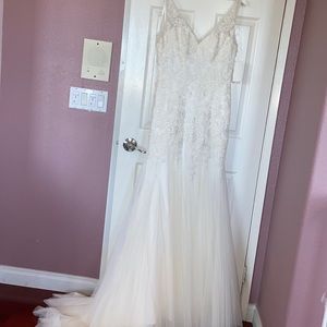 Ivory Mori Lee by Madeline Gardner Wedding Dress. Sample dress brand new size 12
